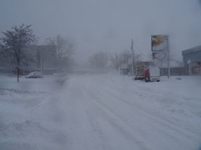 Pe străzile din Galați zăpada a fost lăsată să se așeze ca pe pîrtii: mare și frumoasă