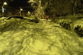 Cu zăpada asta s-au lățit trotuarele în Galați: pe alocuri, se poate circula și într-un picior, fără mișto