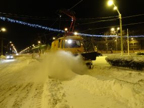 Plugul Transurb răzbea cu greu prin zăpada de pe liniile de tramvai