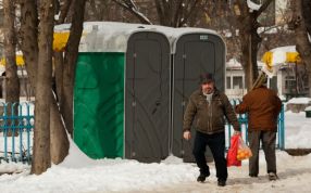 Cetățeni care au găsit drumul la toaleta ecologică după miros