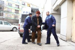 Profesorul șpăgar Mircea Iliev, îmbrăcat ca ultimul ciumete