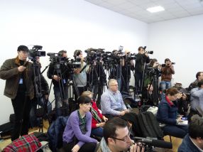 Milioane de camere de luat vederi la conferința de presă