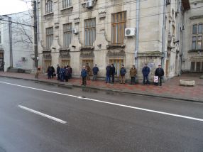 Chibiții au stat pe celălalt trotuar, în fața Universității