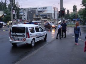 Poliția Rutieră Galați, în loc să fluidizeze traficul, stă la pîndă ca să împartă amenzi cu farurile stinse