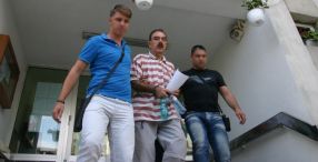 Asistentul medical Viorel Milcu, dus în cătuşe către duba Poliţiei Brăila
