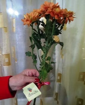 Buchetul de flori cu care ''Marius Stan, Primarul Municipiului Galați'' a purces la vrăjit pensionare