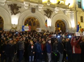 Prea puțini tineri au fost prezenți joi seară la protestul din fața Prefecturii Galați