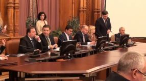 Deputatul Bogdan Ciucă, al doilea din stînga, conducînd comisia de audiere a ministrului propus la Justiție