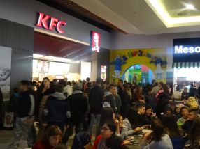 La KFC se formase coadă pe trei rînduri