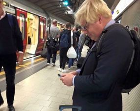 Oare primarul Londrei Boris Johnson ce cotă de combustibil are de-a ajuns să meargă cu metroul?