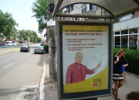 Cetățeanul Marius Stan, în 2012, pe vremea cînd promitea în neștire și cerșea voturile gălățenilor