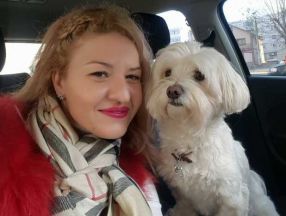 Noul prefect al Brăilei, Mădălina Cochino, făcîndu-și selfie în mașină, alături de cățelușul său