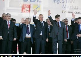 Ca un făcut, toți politicienii din poza asta sînt terminați, în frunte cu primarul Marius Stan (în dreapta lui Crin Antonescu)