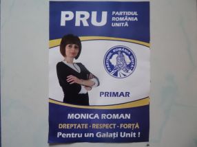 Candidata Monica Roman candidează cu mîinile-n sîn