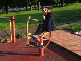 Babă cu batic, la fitness urban, în Parcul Rizer