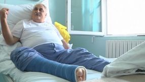 Nicolae Bacalbașa, cu piciorul operat și imobilizat la pat
