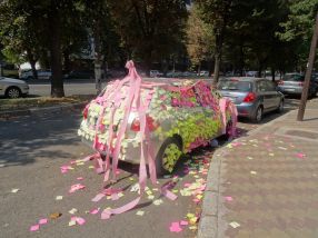 Mașina decorată cu sute de hîrtii, pe Coșbuc