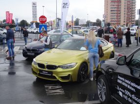 Blonda din imagine s-a apropiat curioasă să vadă cît costă modelul de BMW M4