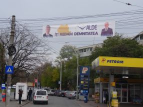Banner electoral ALDE, la benzinăria Petrom din Micro 39