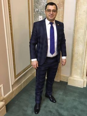 Senatorul PSD Nicolae Marin zici că e Victor Ciutacu, însă nitel mai dolofan si mai prost îmbrăcat