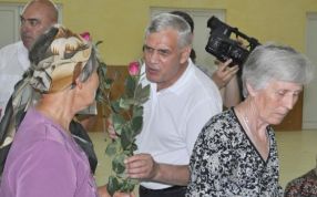 Gheorghe Saghian, pe vremea cînd le oferea trandafiri babelor pentru a vota cu PSD si Dan Nica