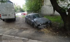 Rablă BMW, puternic avariată, abandonată pe spațiul verde în Galați (foto)