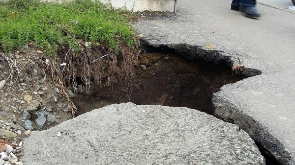 Se surpă tot orașul: un crater a apărut recent în cartierul Aviației