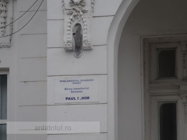 Numele senatorului liberal Paul Ichim, vandalizat la sediul PNL Galați (foto)
