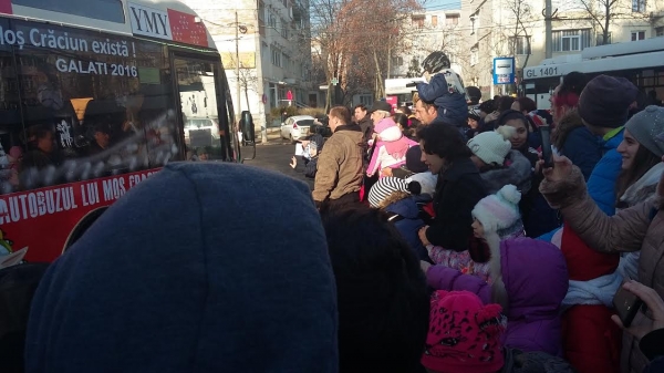 Autobuzul lui Moș Crăciun circulă și anul acesta pe străzile Galațiului