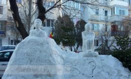 Un pensionar din Galați îmbină utilul cu plăcutul: face sculpturi din zăpadă și deszăpezește cartierul în care locuiește