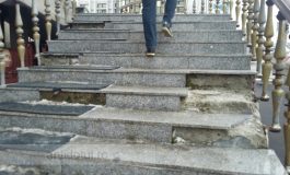 Am găsit cele mai sinistre scări din Galați: stau fix în calea bunilor contribuabili