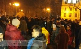 La 0 grade Celsius, s-a dezghețat un pic atmosfera la Galați: sute de oamenii au scandat împotriva amnistiei și grațierii