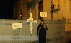 Au pus cruce la PSD Galați: protestatarii s-au răfuit cu gardul partidului de guvernămînt