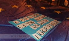 Un steag uriaș al Uniunii Europene i-a unit pe protestatarii din Galați