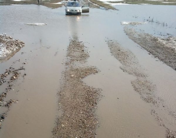 #Rezist, varianta acvatică. Un drum județean din Galați este frecvent acoperit de ape și noroi