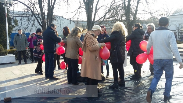 Protest cu baloane la Galați: zeci de cetățeni au luptat împotriva corupției într-un mod neobișnuit