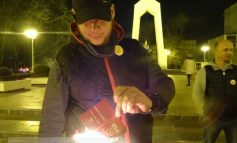 Un tînăr din Galați și-a incendiat carnetul de membru PSD, la proteste! (foto)