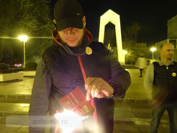 Un tînăr din Galați și-a incendiat carnetul de membru PSD, la proteste! (foto)