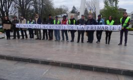 Protest anti-Pâslaru, la prefectură: „Nu mîncați scrumbie de la primărie!” (foto)
