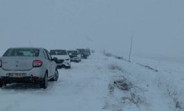 În aprilie, un drum național din județul Galați este închis din cauza zăpezii și zeci de oameni sunt blocați în cîmp