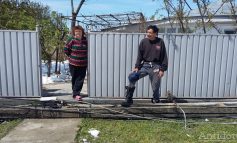 Un stîlp de electricitate rupt blochează de două zile intrarea într-o gospodărie din Fundeni