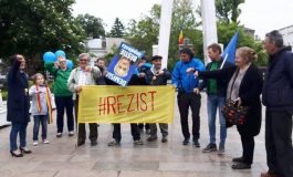 Miting anti Bacalbașa la Galați: 20 de gălățeni au protestat în ploaie după ce au auzit de zoaiele din Parlament
