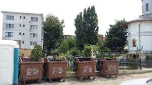 Ghenă de gunoi lângă parc