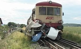 Noroc că băuse: un gălățean a scăpat cu viață după ce mașina sa a fost lovită de un tren!