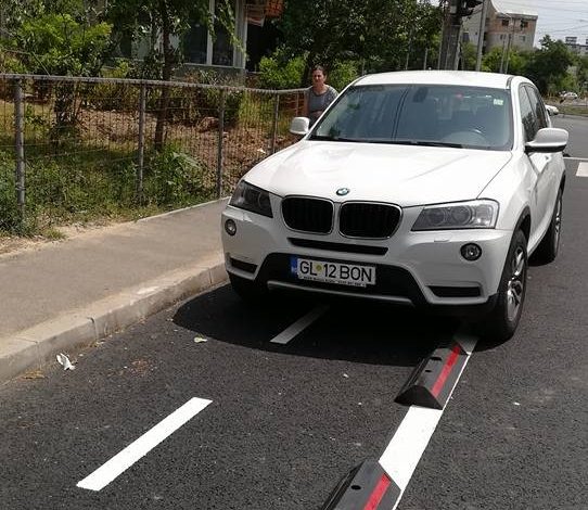 Asta-i bună! Dar de cînd a ajuns ditamai BMW-ul să elibereze pista destinată bicicliștilor din Galați?! (foto)