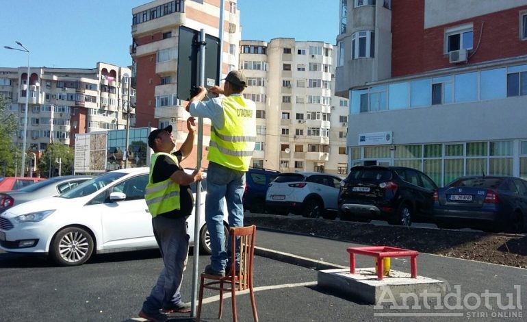 Pe strada Traian, semnele de circulație se montează cu ajutorul unui scaun