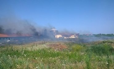 Un incendiu uriaș a pîrjolit un depozit de furaje din comuna Smîrdan