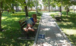 Nani, nani, puiul mamii: în parcul Rizer boschetarii dorm pe bănci și sunt vegheați de un paznic