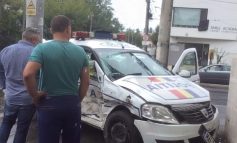 A dat cu radarul de stîlp: o Dacia Papuc a lovit în plin autospecială Poliției în intersecția străzilor Basarabiei și Traian