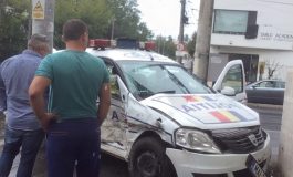 A dat cu radarul de stîlp: o Dacia Papuc a lovit în plin autospecială Poliției în intersecția străzilor Basarabiei și Traian